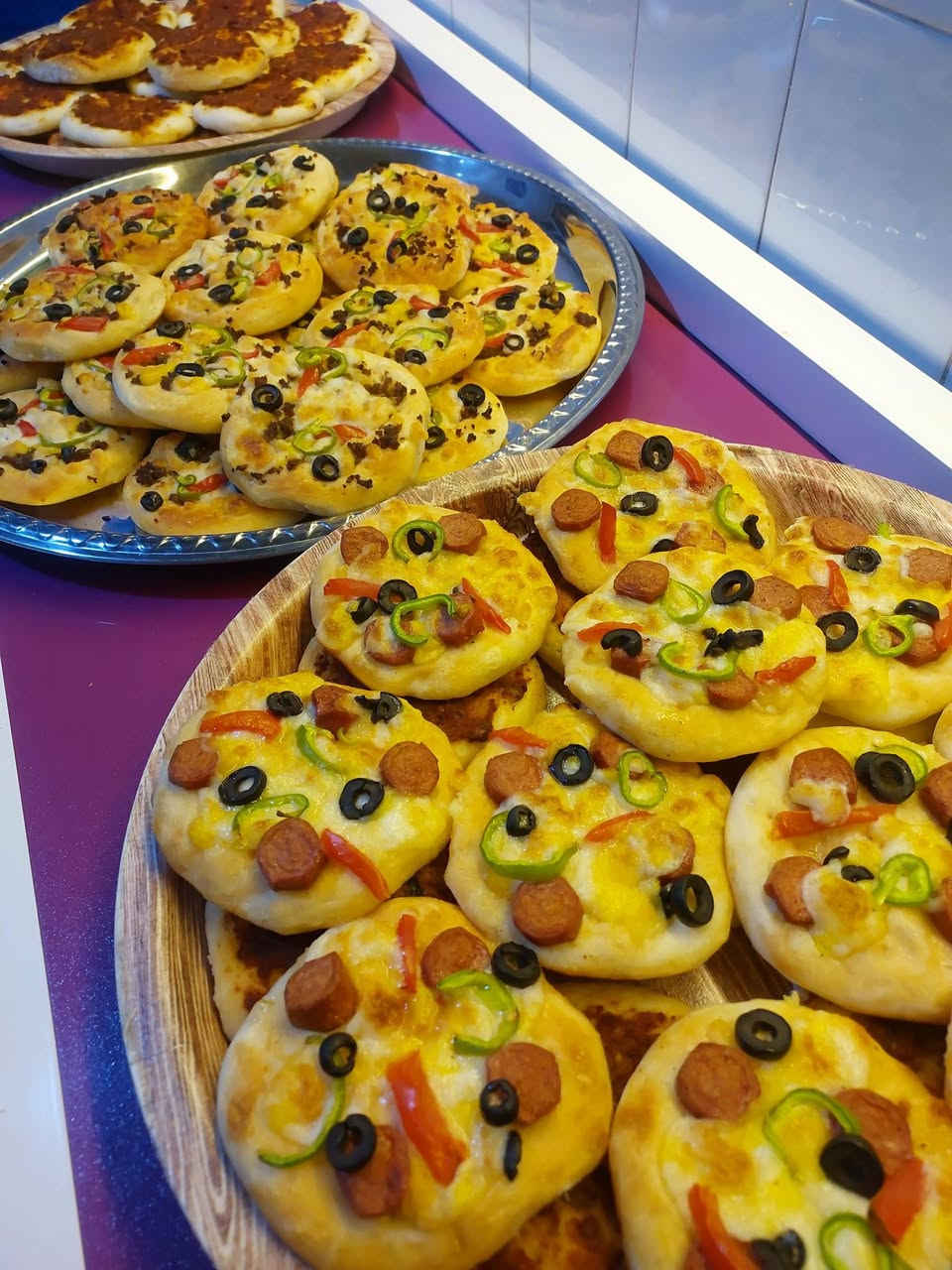 🍕✨ مني بيتزا طازجة بحشوات منوعة ✨🍕
لأن الذوق يختلف، وفرنالكم ألذ أنواع المني بيتزا بحشوات متنوعة تناسب الجميع 😍
 🌟 لحم شهي 🌟 صوصج لذيذ 🧀 مع جبنة ذائبة وخضار طازجة بطعم لا يُقاوم
مخبوزة يومياً وطازجة من الفرن مباشرة 🔥
📌 مناسبة للضيافات، السناكات، ولمّة الأهل والأصدقاء.
💛 جربيها مرة... ورح تصير من طلباتج المفضلة!
العدد : ٢٠ قطعة ب ١٠ 💰💰

📞 للطلب والاستفسار:📬📬 ***********
 ***********
بغداد المحمودية مجمع القادسية
#كليجة_الجود #مني_بيتزا #دجاج #لحم #صوصج #طعم_يستاهل_التجربة 🍕💕
