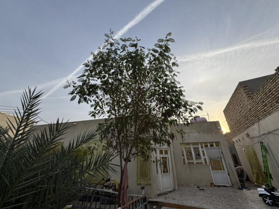 بيع بيت مساحه كليه 700 متر بناء 400 متر ارض زراعي بيه اربع غرف ومطبخين وصالتين ودوانيه وحمامين وحديقتين حديقه مساحتها 150 متر  بناء حديث لتواصل ع سعر واستفسار ع رقم ***********
