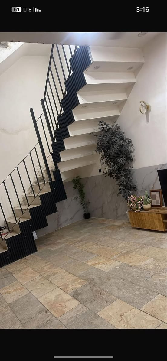 السلام عليكم ورحمة الله وبركاته #بيت للبيع بناء #حديث #Vip ( #طابو  #صرف )

المساحه 200 متر واجهه 9 والنزال 22

العنوان/ #الشعب شارع  #الصحه مقابل مطعم محمد الكردي 

الطابق الاول يحتوي  عل كراج ومدخلين وصحيات خارجية واستقبال كبير ومطبخ  حار ومطبخ بارد وصحيات داخليه وغرف نوم عدد اثنان 2  وصالة كبيرة أيضاً والطابق الثاني يحتوي على غرف نوم عدد اربعة 4  كبيرة وصالة وسطية وخدمات صحية وبلكونه كبيرة  وبيتونه كبيرة وسطح كبير 

ملاحظه مهمه الدار بناء فول درجة اولى ارضية مرمر وكهرباء من احدث وافضل الانواع شغل شركة هندسية اختصاص وماء ومجاري من احدث وافضل الانواع وموقع حلو ومرتب وشارع عريض رصيف جديد البيت بناء سنة 2024 حديث // السعر ٣٦٠ وبي مجال 

معروض بمكتب الكناني ***********
