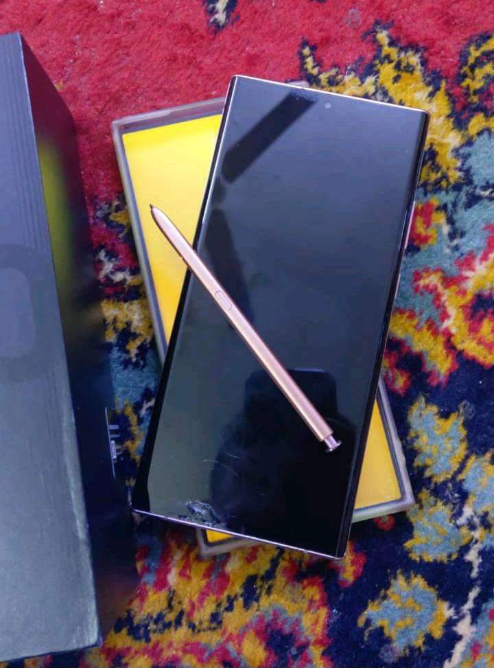 السلام عليكم

جهاز نوت 20 الترا 5g شرق اوسط دبل شريحة الجهاز نضافة 90% مكفول مامبدل بي اي شي كلة اصلي بس بي خط بل شاشة طاح مني واكسرت الشاشة شوي من جوة وصار بي خط ومامأثر على الشاشة او على اللمس ابد  وملحقاتة كارتون مالتة الاصلي وواير مالتة الاصلي وكفر السعر 300 وموجود توصيل الشراي يراسلني وبلخدمة وشكرا… 
