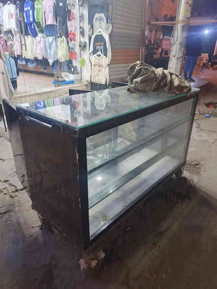 فاترينه للبيع العنوان الحريه الاولى قرب تقاطع العياده 
السعر 100
***********
