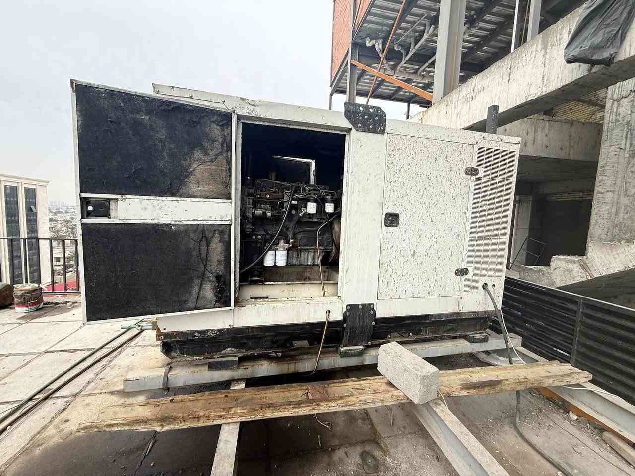 � للبيع مولدة بيركنز إنكليزية أصلية – كاتم 🔴
▪️ النوع: Perkins – بيركنز إنكليزي

▪️ القدرة: 100 KVA (كي في)

▪️ الحالة: مستعملة – نظيفة 

▪️ التشغيل: شغالة 100% بدون أي مشاكل

▪️ كاتم  – صوت هادئ 

▪️ الاستخدام: استعمال طبيعي، وصيانة منتظمة

✅ فحص على أرض الواقع

✅ أداء ثابت وتحمل عالي

✅ مناسبة للمنازل، المحلات، المجمعات

✅ جاهزة للتشغيل فوراً

📍 الموقع: (حي الجامعه بغداد)

💰 السعر: ٥٠٠٠$ قابل للتفاوض للجادين

📞 اتصال او رساله / واتساب: (***********)
