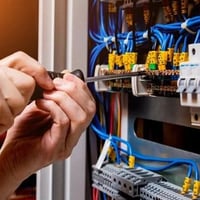 كهربائي منازل.    عندك بيت تريد. تاسس. كهرباء.  يمي. وصلت اشكال. وانوا...