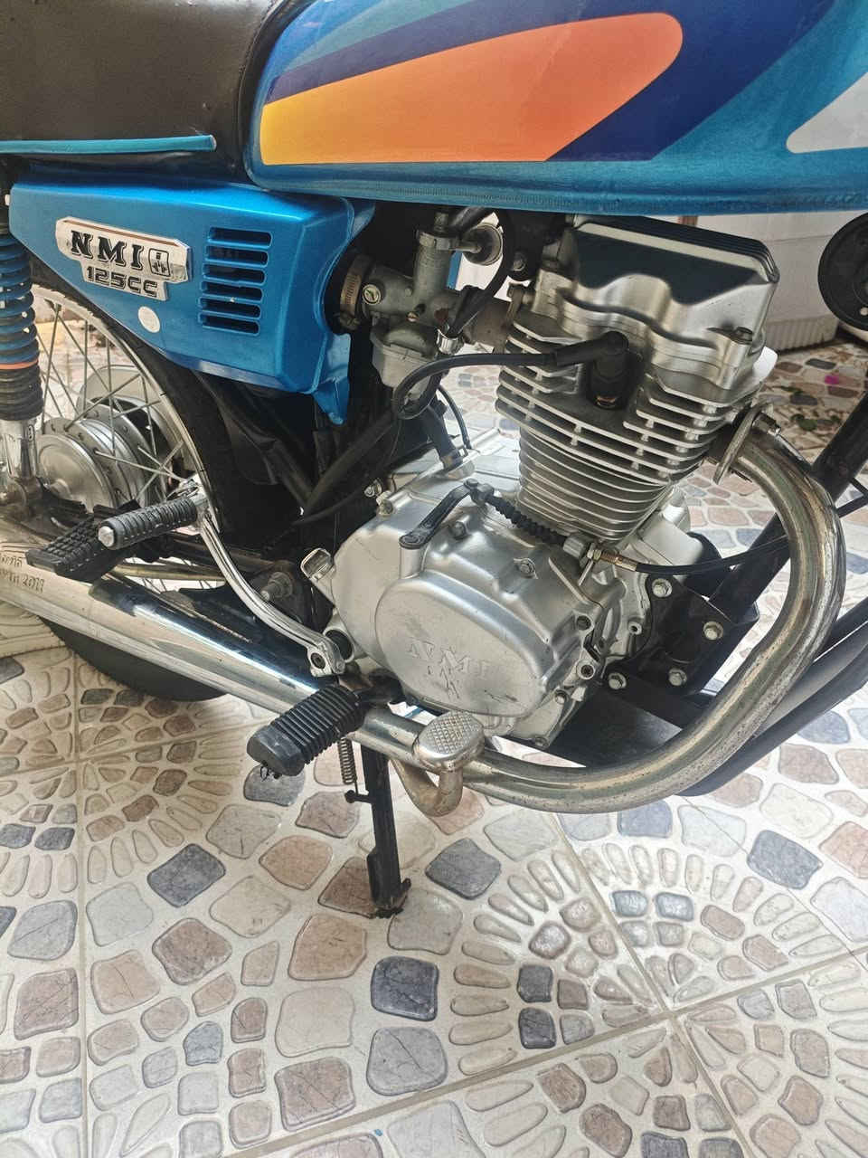 للبيع رقم وسنويه بسمي تحويل شوكت مايعجبك اشايرها موجوده ضفيره جديده باتري جديد مكينه حلوه بس بيهه صوت فيلسه 1500 قفل عنواني بصره التنومه شارع 40 ***********
