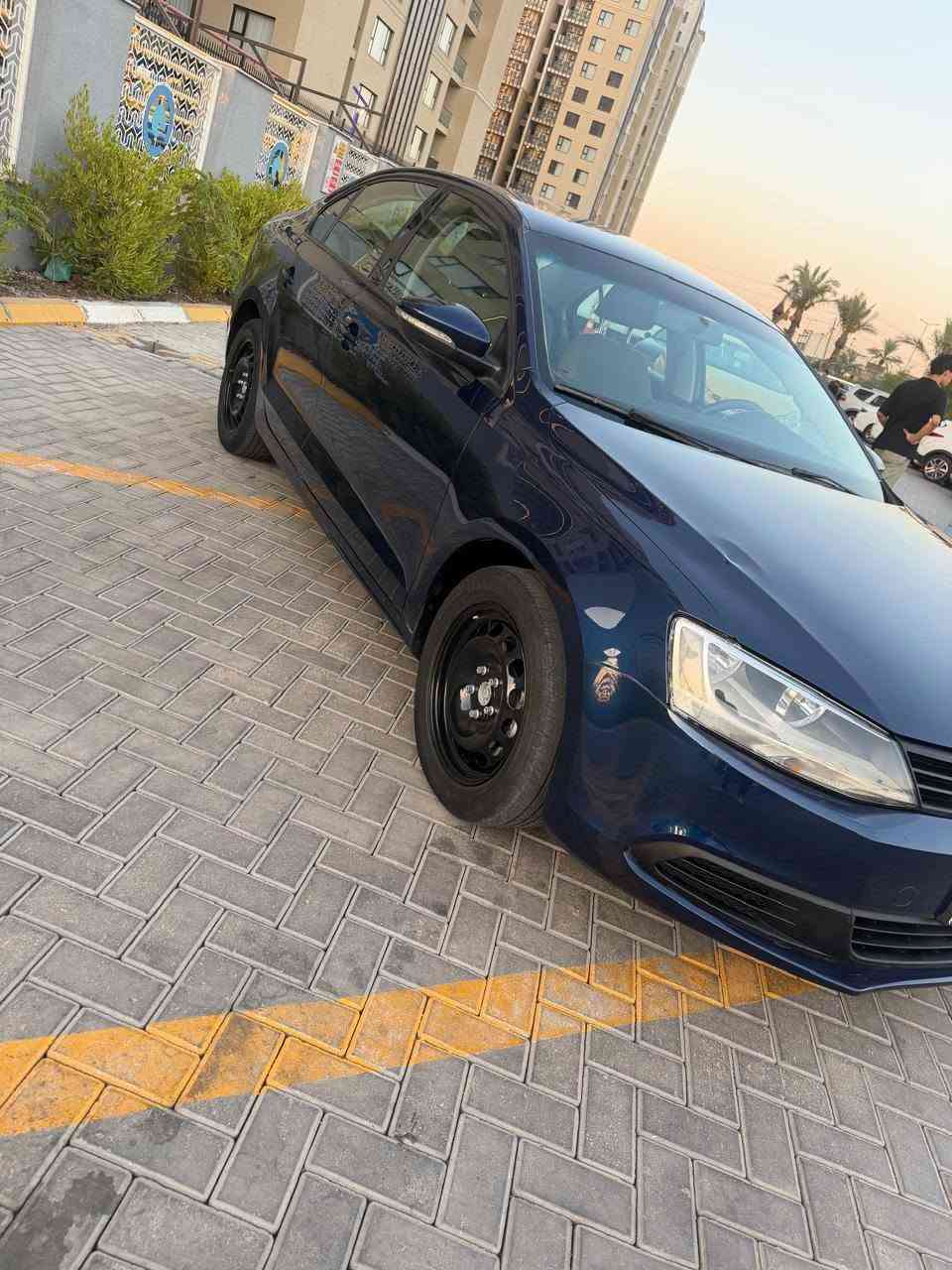 جيتا 2012 خليجيه
شماليه وقم وهزه وسنويه كله جديد باسمي
محرك 2000 السياره من الزيرو عند الوالد مكفوله 
لا صبغ لا فتخ لا تبديل ولا حتى بارد كفاله 
السياره غرفه بل الكارتون
محرك كير تبريد كفاله
لا نظوح لا فتحه بفظل الله
تخم تاير جديد شادله وباتري
قليل نستخدمها..
ماشيه فوك ال100 حتى دك جرس
جام اوتو والكير اتو..
السياره عدله ومرايه كلش مخافظين عليه تشوف بعينك وتفحص سونر وين ميعجبك.
مكاني بغداد الكرخ حي الجهاد الظباط..
السياره عل البلاد 
لا واير جطل ولا اي ملاحظه
...***********...
قيم بل اليرضي الله سياره والله جديده داخل وخارج وصندوك وراح تجي تشوف وتحكم
