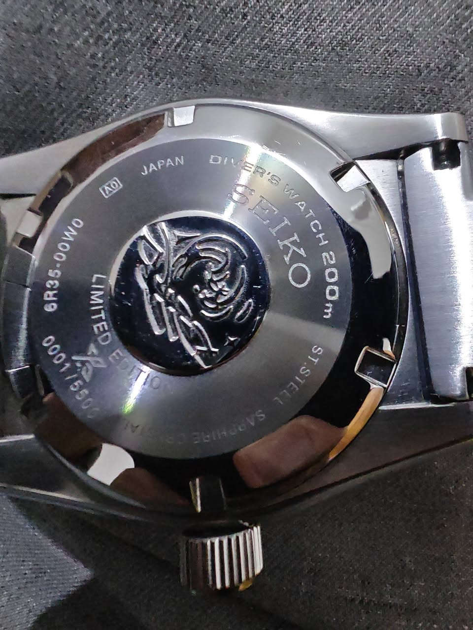 ساعة Seiko Prospex (سيكو بروسبكس) أوتوماتيكية مخصصة للغوص (Diver's 200m)، وتتميز بإطار "بيبسي" (Pepsi) باللونين الأحمر والأزرق. 
إليك أهم التفاصيل حول هذه الساعة:
الموديل والنوع: تنتمي هذه الساعة إلى فئة ساعات الغوص الاحترافية من سيكو، وغالباً ما ترتبط بإصدارات PADI الخاصة بالتعاون مع المنظمة الدولية لمدربي الغوص.
المواصفات الفنية:
الحركة: أوتوماتيكية (تعمل بحركة المعصم).
مقاومة الماء: تصل إلى 200 متر، مما يجعلها مناسبة للغوص.
التصميم: مينا بلون أزرق داكن، مع إطار دوار أحادي الاتجاه باللونين الأحمر والأزرق، وعقارب ومؤشرات مضيئة لسهولة القراءة تحت الماء.
أرقام الموديلات المشابهة: تشبه في تصميمها موديلات مثل SRPE99K1 (المعروفة بـ "Turtle") أو موديلات تعتمد حركة 6R35 اليابانية..


**إذا كنت صاحب هذا الإعلان وتريد حذفه لأي سبب، رجاءا أرسل رسالة إلى الدعم الفني**