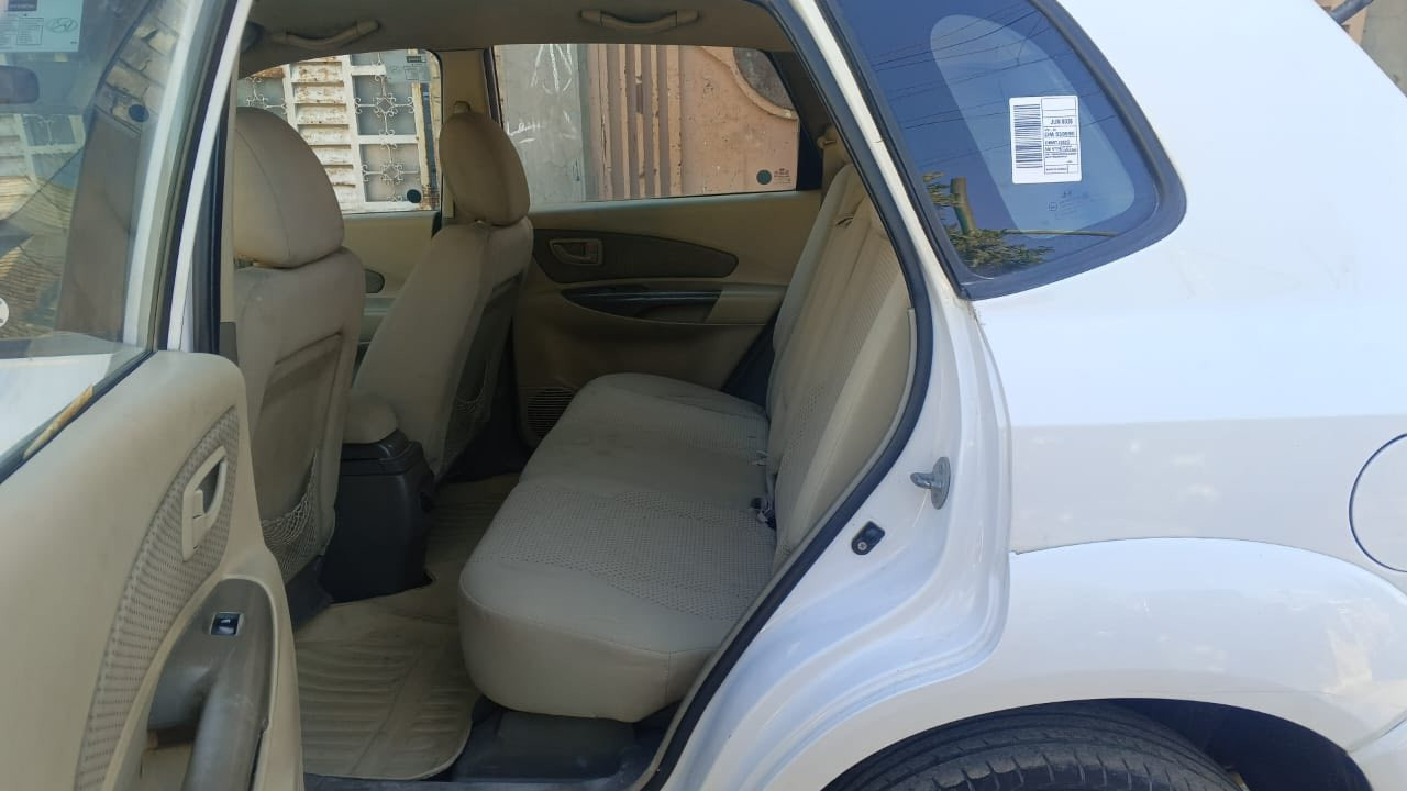 السلام عليكم  

🚗 هونداي توسان  
📅 موديل: 2010  

المواصفات:  
- شاشة  
- كاميرا  
- محرك 2000 (دوش)  
- ماشية: 165 ألف كم  
- رقم بغداد الجديد  

الملاحظات:  
- بيها صبغ نص بنيد  
- جام لغ أيسر  
- السونار مرفق بالاعلان  

السعر اكتب تم يوصلك خاص📩

📞 للاستفسار والاتصال:  
***********
