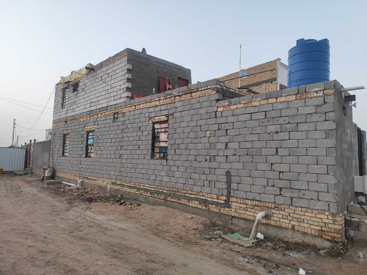 سلام عليكم
بيت زراعي لبيع مساحه 100م بيت بلوك عكاده بناء حديث 2025 يتكون بيت من غرفتين وصاله ومطبخ والاستقبال بيت كلش مرتب ومناسب وغرفه فوك بيت جاهز كلشي ما تخسر عليه مكان فضليه شارع اربيعين خلف محطه وقود لكش ع شارع اربعين سعر 32وبيه مجال مكلف بنشر ***********
