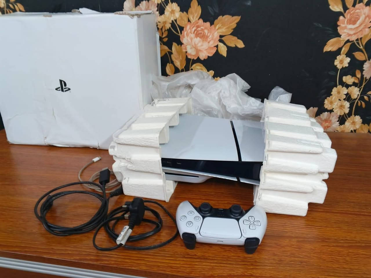 بلي 5 نظيف 100/100 اخو الجديد صارلي شهر من اشتريته كامل ملحقات كلها اصليه معا قرص GTA السعر 650
*********** واتساب
