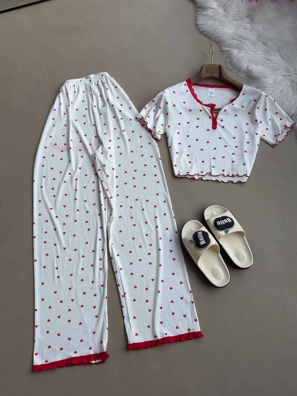 🍑 نعومة + أناقة = راحة ما تنوصف
#تراك بيت قطني وناعم تركي درجه اولى 🌺 🦋 
 ألوانه تهدّي النفس ومثالي للراحة والنوم 🌙
لأنك تستاهلين تكونين مرتاحة وأنيقة بنفس الوقت 🤍
#السعررر8
قياسات فري سايز💙🤍
يوجد توصيل داخل المسيب الفين 
يوجد توصيل محافظات


**إذا كنت صاحب هذا الإعلان وتريد حذفه لأي سبب، رجاءا أرسل رسالة إلى الدعم الفني**