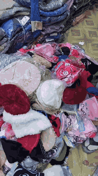 اليوم عدنا عراض على الكلاو رجالي ونسائي واطفالي وأسعار بس الف دينار العنوان الديوانية السوق قرب عمارة سيد نور *********** *********** مجمع شمس الضحى للملابس الأطفال وجواريب جملة مفرد للمعلومات الاتصال او واتساب
