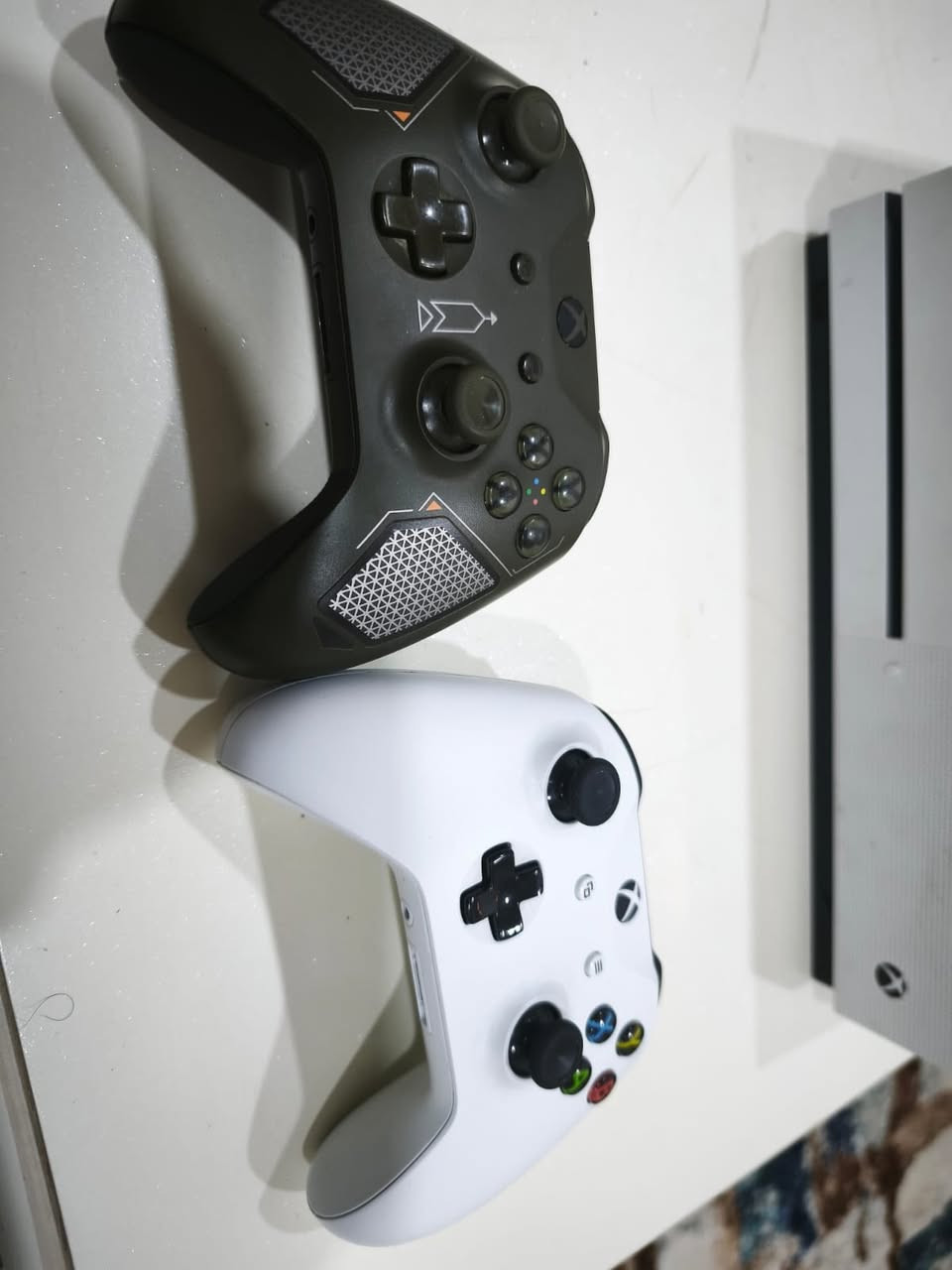 اكس بوكس ون اس ثنين تيرا الجهاز حيل نضيف يدتين وبطاريه وكآمل ملحقات ب195 وبي مجال بصره ***********
