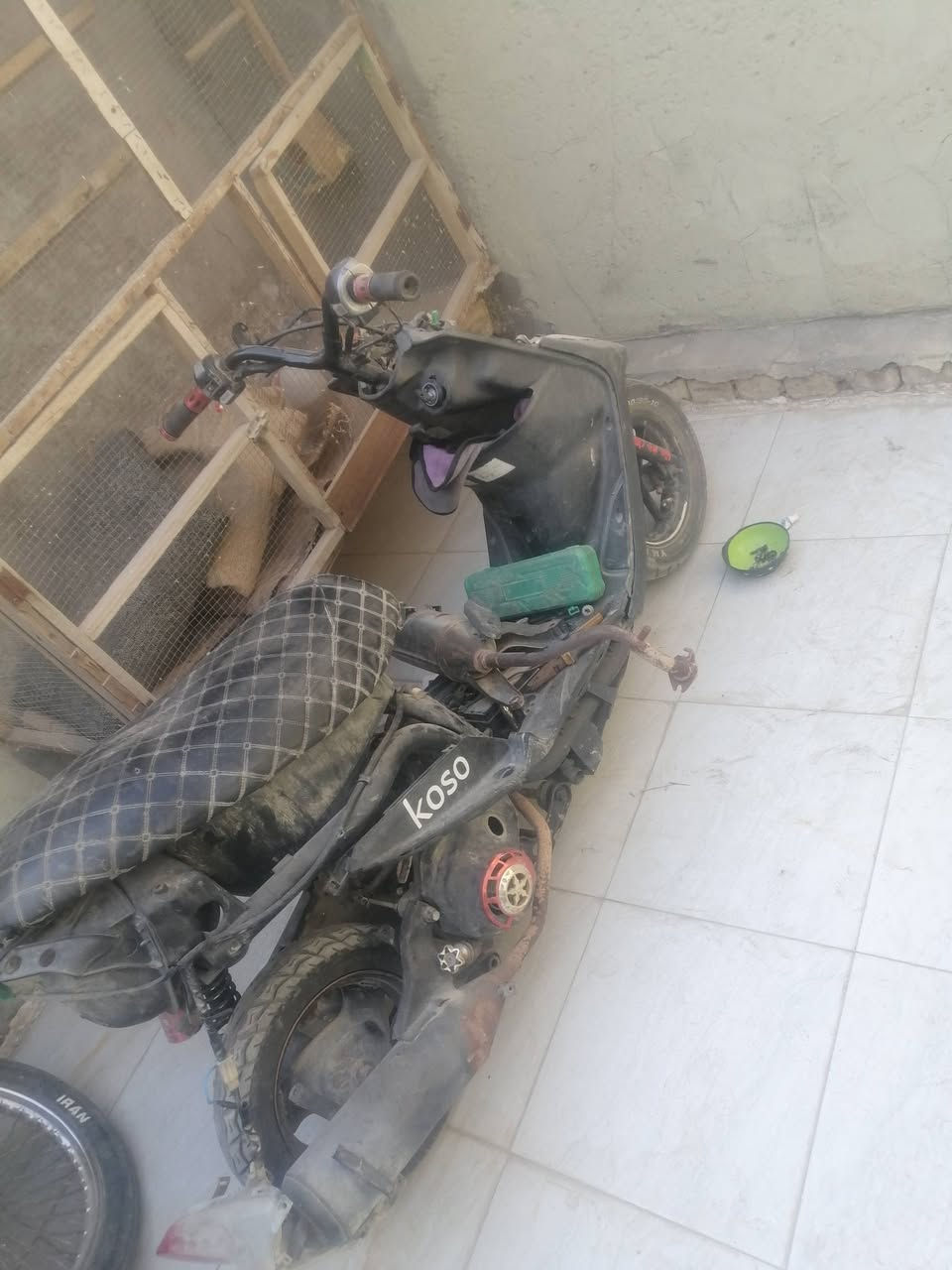 السلام عليكم عندي هاي الدراجه للبيع شغاله بس متروكه مكينته زينه ناعمه مترووووكه اكو غراض مالته موجودات وكو لا ماهنه يعني سواد كامل مالته وكفر موجود اسود وشوفت عينك رايده ب350. ومابيه كل مجال..    عنواني الدوانيه قضاء الشاميه، ***********
