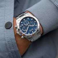 هذه الساعة هي ساعة Boss Hero للرجال من ماركة Hugo Boss، وتحديداً موديل...