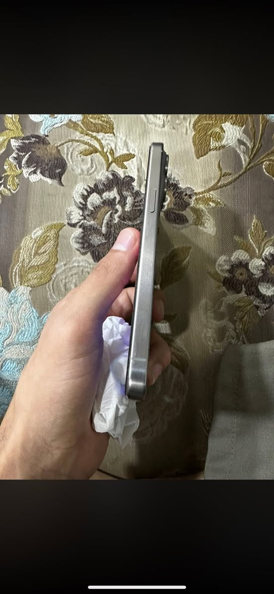السلام عليكم
عندي آيفون 15 برو ماكس تيتانيوم نضيف جداً استخدام شخصي  مكفول ما مفتوح ولا مصلح كارتونه موجود بطاريه 86ذاكرته 256 الجهاز نضيف جداً السعر مليون و50 وبي مجال بسيط***********
