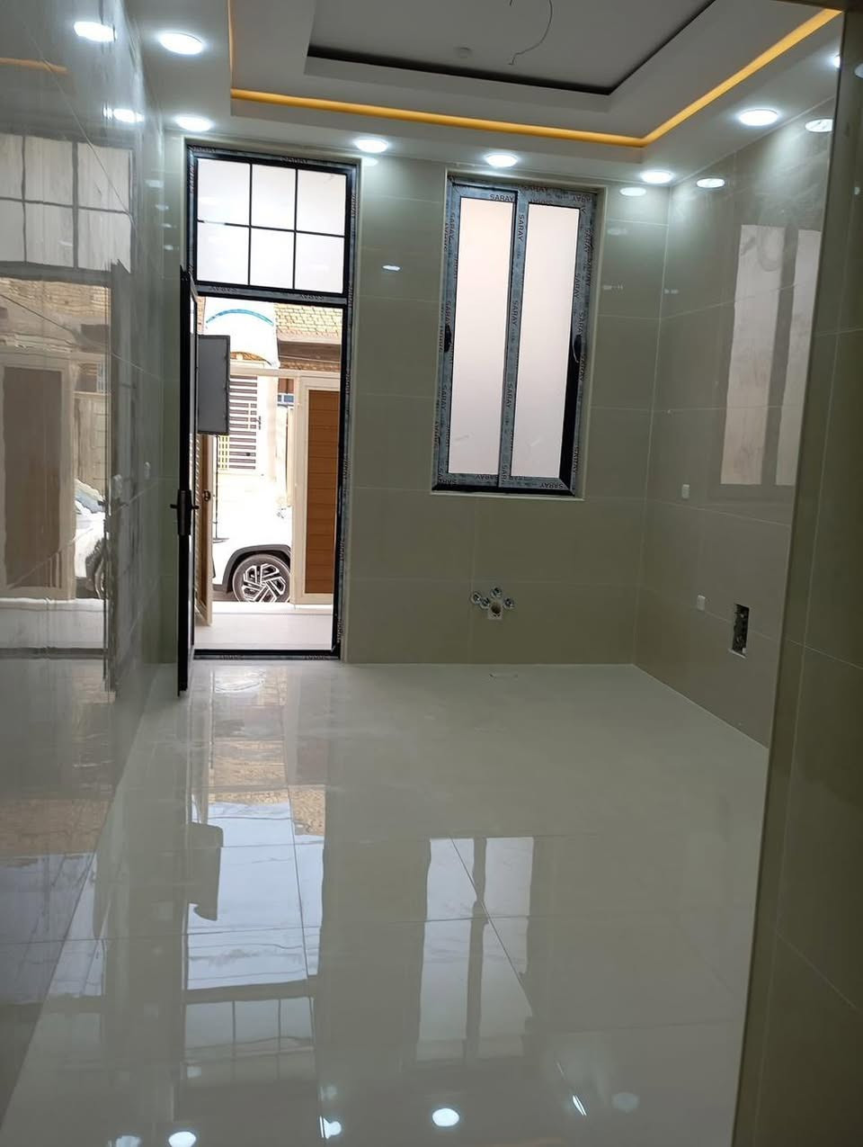 دار للبيع المساحه 150 متر  طابقين
المكان خلف المدرسة الإيرانية بناء حديث يحتوي على غرفه في الطابق الأرضي و3 غرف نوم على شكل سويتات و6 مجاميع صحية ومطبخ حار وبارد واستقبال كبيره وصاله ومناور عدد 2 بناء حديث غير مسكون جاهز من جميع النواحي من مغاسل وسخانات وأرضيات درجه اولى ومحجرات فخمه وسقوف مغربيه وصبغ جدران جوتن وكهربائيات الفنار السعودي وصحيات سمارت المصري والابواب والشبابيك سراي تركي سلايت المنيوم والابواب الخشب صاج درجه اولى 
للاستفسار 
***********
