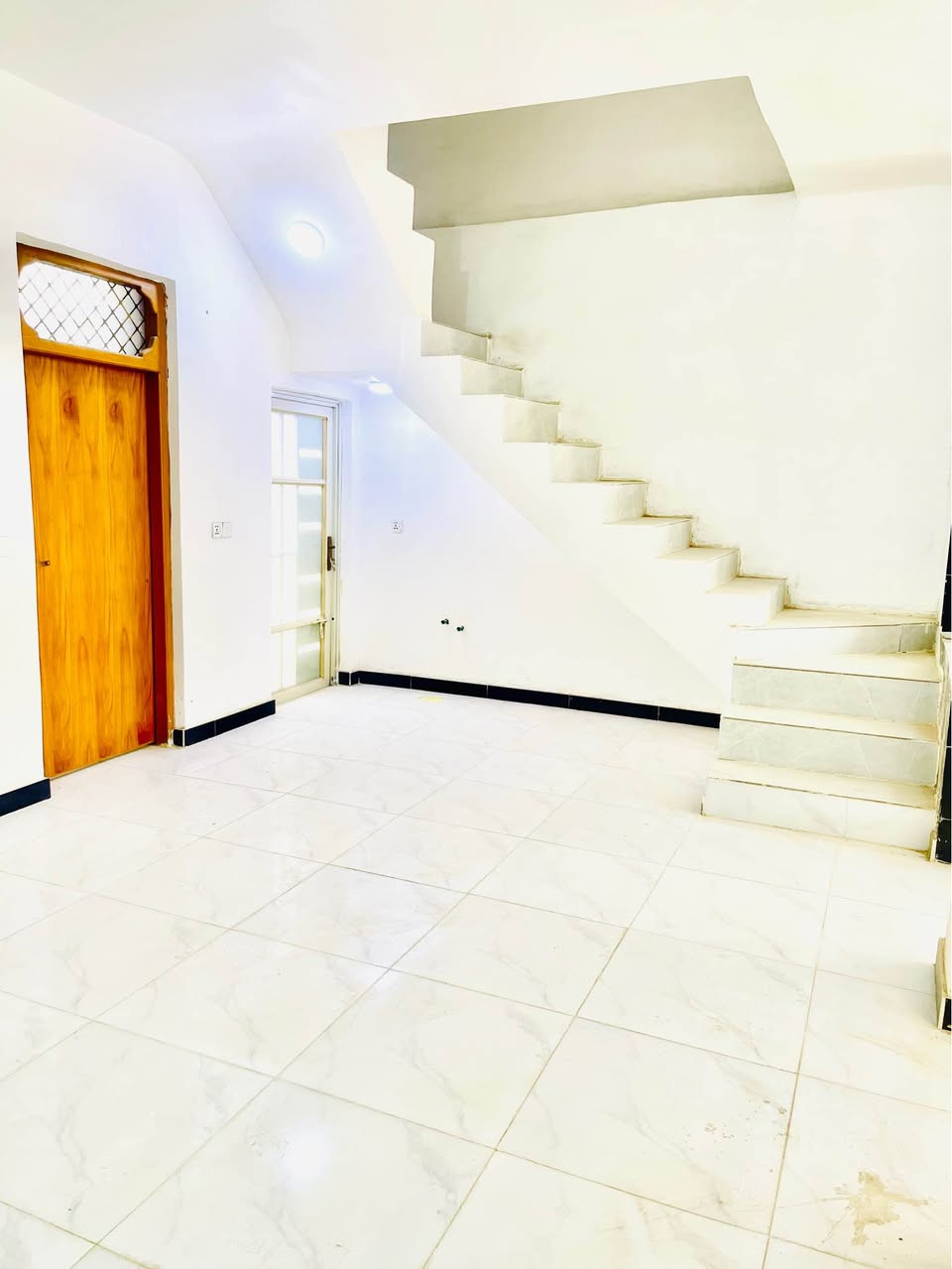 سلام عليكم 
بيت لليجار 
المساحه ١٠٠ م   البيت جاهز من كلشي 
العنوان النجف شارع الحولي مقابل ملحق قريه الغدير 
سعر اليجار ٢٠٠ الف 
*********** النجف, العراق
