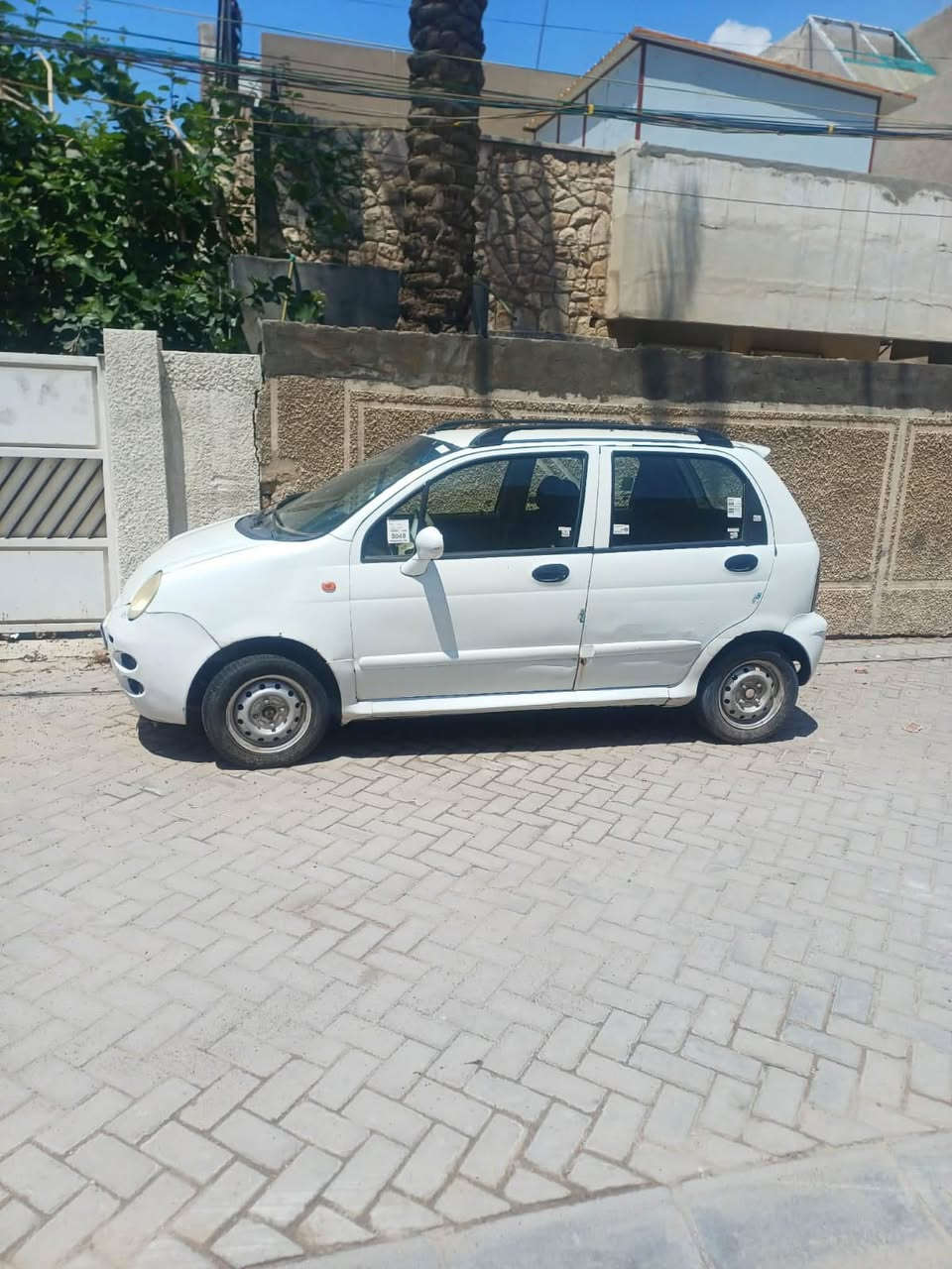للبيع  2010 Chery QQ بحالة جيدة جدًا.
✅ الماكينة مكفولة الكير مكفول
✅ سنوية سارية ومعاملة أصولية 100% الهزة جديدة
✅ التبريد شغال، فقط يحتاج تعبئة غاز للمكيف
✅ السيارة نظيفة ولا تحتاج صرف ميكانيكي

الملاحظات:
 • بيها نقص سبير كمليات فقط (مثل يد الباب الداخلية)، وأنا شلتها بسبب الأطفال، وما تأثر على استخدام السيارة

العنوان بغداد الغدير شارع التوت *********** 
السعر 25 وبي مجال
