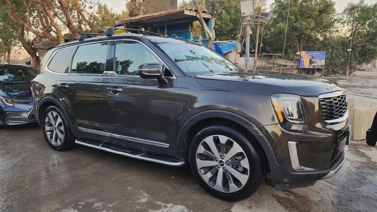 السلام عليكم ورحمة الله وبركاته
للبيع كيا تيلورايد موديل 2020 
🔹 اللون: زيتوني
🔹 الرقم: بغداد مميز – السيارة باسمي
🔹 الفئة: EX AWD (دفع رباعي) محرك  6 سلندر 
المواصفات:
بصمة تشغيل
فتحة سقف
شاشة كبيرة
7 ركاب (ملكي)
كشنات جلد
تدفئة وتبريد المقاعد
هاند بريك إلكتروني
الجنطة ذكية
شاشة + كاميره
وباقي المواصفات المعروفة لهذا الموديل
حادث خفيف فقط (الجامة الأمامية + هلال الجاملغ الخلفي)
️ جميع الإيربكات سليمة + اللغد والشاصي مكفول 
 صور الحادث مرفقة مع المنشور 
 السعر المطلوب: 265 قابل للتفاوض 
المكان: بغداد – الزعفرانية
 للاستفسار والاتصال  : ***********
