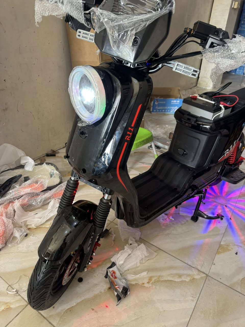 يالله اللهم صلي على محمد وال محمد 
تم وصول دراجه شحن  R9 + R11
موديل 2026 
عدد البطاريات 6. حجم الكبير
ار ١١ عدد البطاريات 5 
كارت تشغيل 
قفل سكان 
جوزه قاطع دوره 
جنطه مسواك 
اطار جوبلس حجم 10/300 
ابريك هيدروليك عمبار 
ملف 1500 - 2000
بك خلفي R
سرعه 100 
 تحكم 4 نمر 
لايت لد عالي ناصي 
اشاير رباعي التحكم 
بك لايت لد 
درع حديد جانبي 

العنوان. ذي قار. الشطره. 
قرب جسر الحاج خيون قرب جامع. الامام علي ع 
الاستفسار. واتساب. ***********
