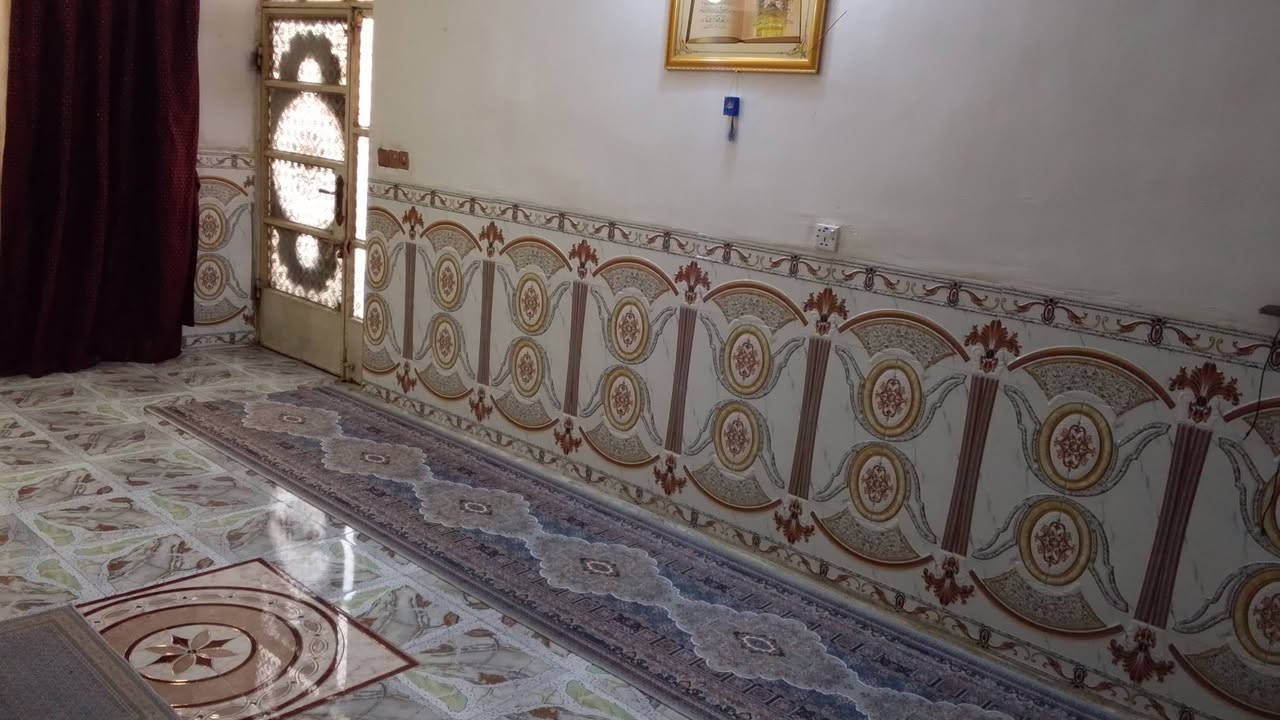 بيت البيع في منطقة ال7000قرب مدرسة البرده البيت ستقبال+صاله +مطبخ +3غرف سطح صب مسلح ومطبك شتايكر  الارضيه سيراميك عله طول البيت(اذا اكو بيت مراوس في الدوائنم راوس ) ***********
