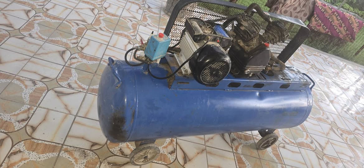 كنبريسر للبيع حجم ٢٠٠ عل فحص كهرباء سنكل الشراي يجي خاص او ينتصل عله الرقم ***********العنوان حله السعر انتصل وتدلل
