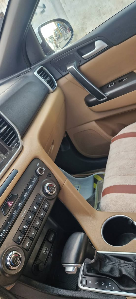 سياره للبيع كيا سيورتج خليجي ماشي  80 الف سياره فول واحد على واحد بس الباب الخلفي بي بارد بسيط موديل 2020 السعر 210 بي مجال الرقم ***********
