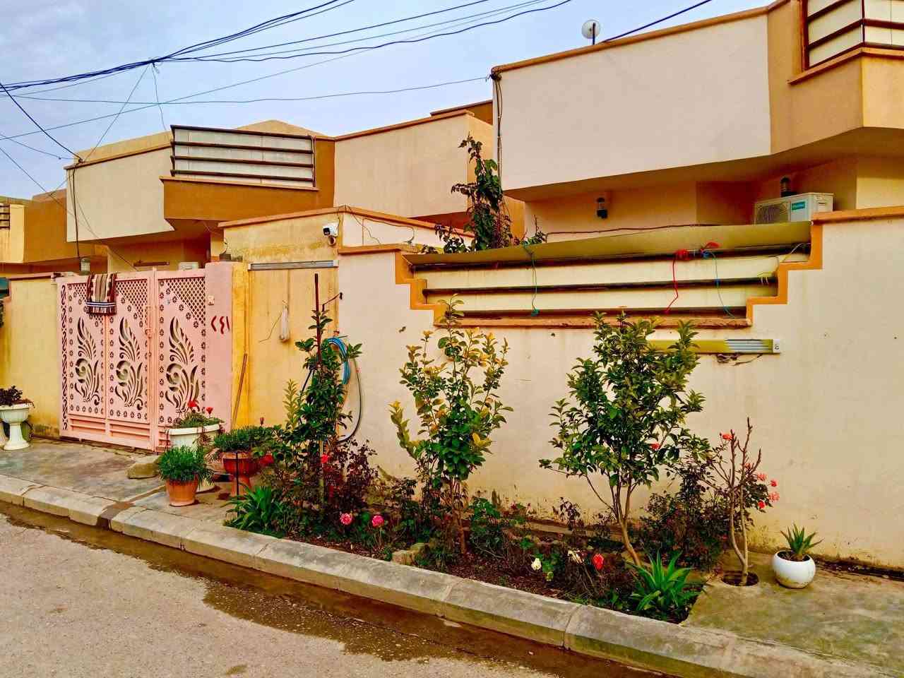 #يوجد دور عدد 2 للبيع في مجمع جنة تكريت ....200م
#الدور تم انشائها وفق المواصفات الهندسية .....
#لم...يتدخل كادر الشركة في بناء الدور .....
#تكفل صاحب البيت بالبناء وجلب الكوادر ...
#تم تغير في الدور من الداخل ...الخريطة ..بناء صحيات خارجية ...سقوف ثانوية ذو طابقين ...سيراميك درجة اولى .حديقة . كهربائيات أصلي درجة اولى ...
#الدور...واحد بالقرب من الثاني .(لصق) 
#الشراي بعد المعاينة أن شاء الله....
#للاتصال على الرقم التالي لمعرفة اي تفاصيل اخرى والسعر...
***********.
