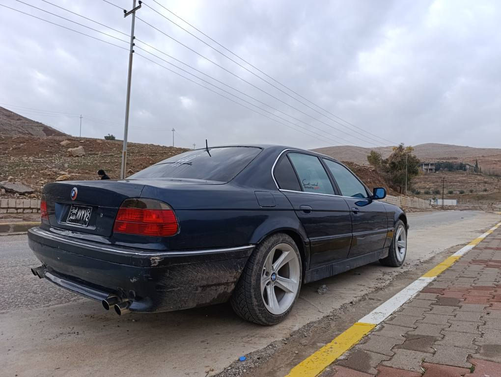 بەناوی خودای گەورەو میهرەبان BMW E38 728 مۆدیل 1996 ئاڕم پلاستیک سلێمانی ‏‪0751 125 9516‬‏  فول مواسەفاتە تۆماتیک سڵایت چوار جام کارەبا کوشن جڵدو کارەبایە بۆیاغ عامە بۆ جوانی دەحمو لێدراوی نــیــە گێڕو مەکینە بەشەرت ئاڕمو ئەوەلیاتو تەقەو ڕەقە هەمووی بەشەرت چوارتایەی لۆک  سعری 57وەرەقەو مەحمەلە (( تــکــایـــە سەیارەکە هیمن نیە)) ژمارەی خاوەنی‏‪0751 125 9516‬‏  شوێن کۆیە كويسينجاك, أربيل
