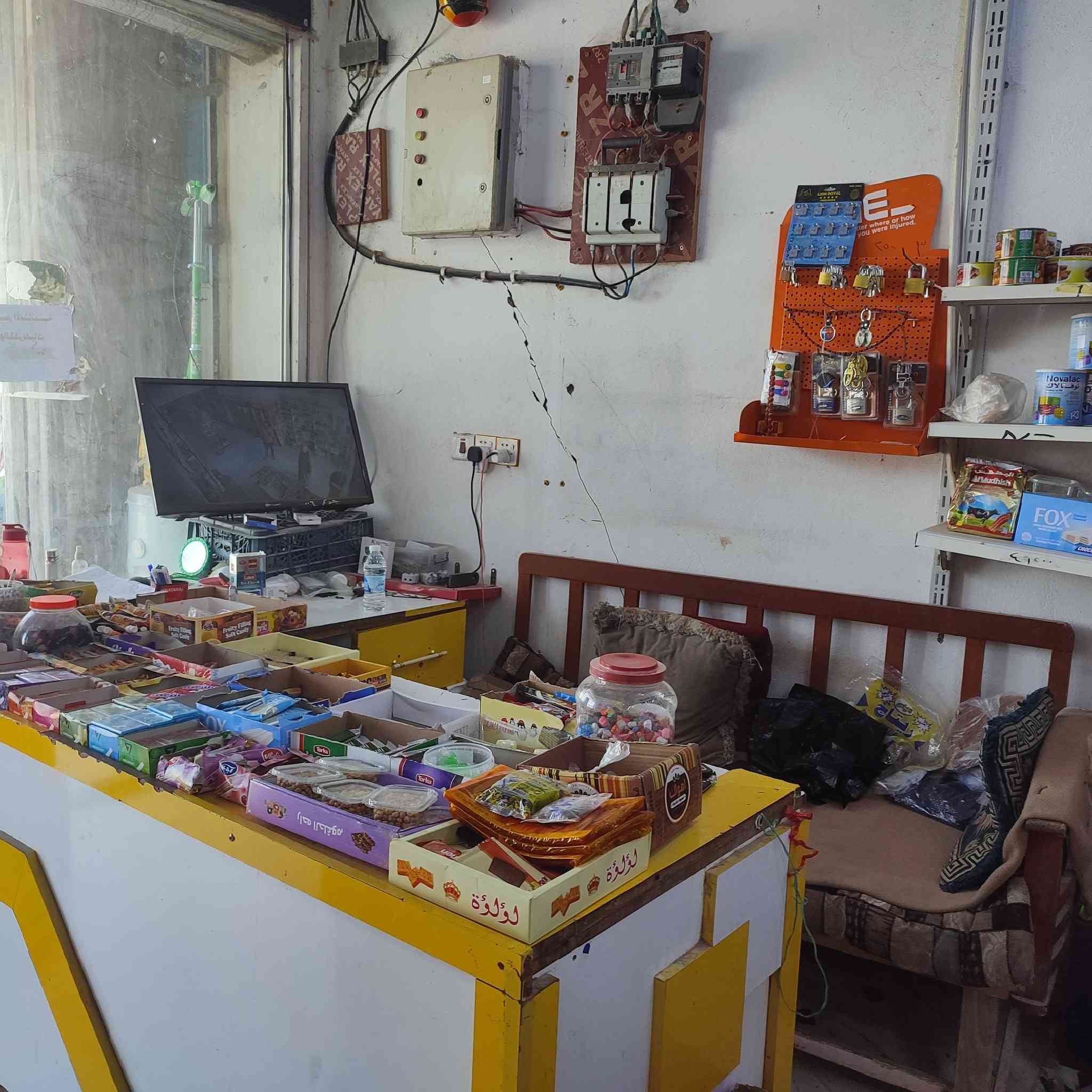 السلام عليكم اسواق لبيع  كامله متكامله تحتوي على ٩ عارضات و ٦ مجمدات وكاميرات مراقبه وتحتوي على مواد انشائيه الموقع المناذرة شارع التربيه مقابل ثانوية المناذرة للمتفوقين لاستفسار *********** ابو حيدر
