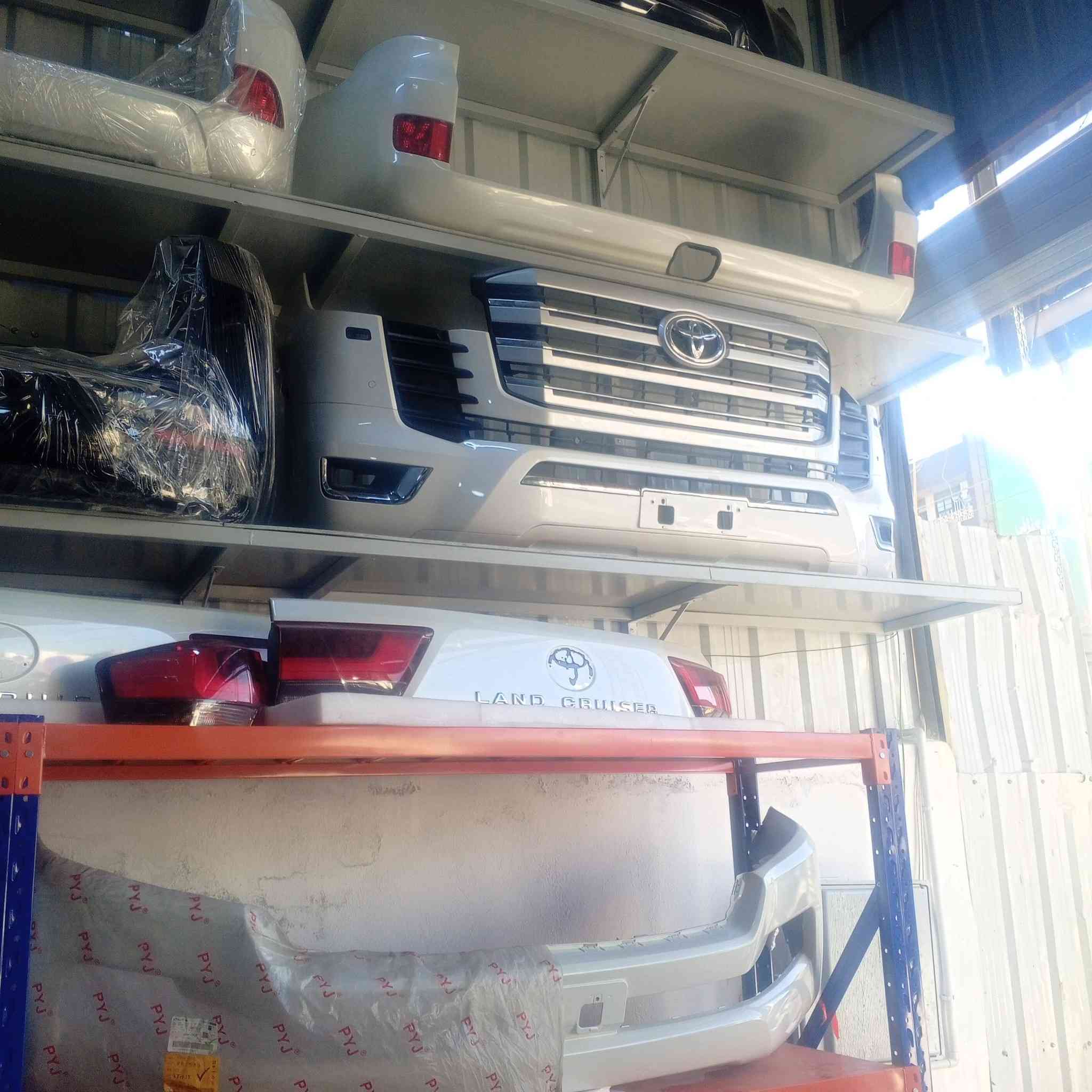 سلام عليكم 
قطع غيار لاندكروز الكزز ابرادو هيلوكس اصلي تفصيخ واصلي وكاله 
وقطع غيار صدر دساكت طبلات دبلات فلنجات روس رواط شمعات بوش طوبات لا ستيك رباط لقم ستيرين 
قواعد فيتبم فيتبمات نوزلات بلكات فلتر بانزين 
يوجد الدنيا خدمة توصيل الكافة المحافظات والمناطق في بغداد العنوان بغداد شارع فلسطين قرب نادي تركماني استفسار وتواصل ع رقم واتساب ،،،،،،***********
