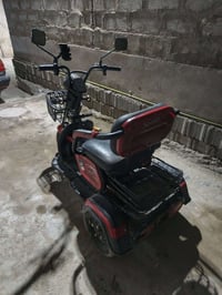 دراجه شجن نضيفه  باتريات جدد بس ابريك الخلفي تعبان  رايده 375وبيه مجال...