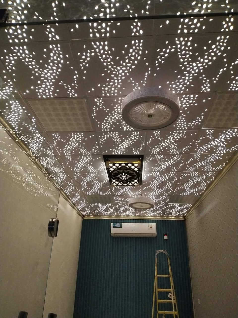 سقوف ثانوية ( عمل المتر ب3 ) (كرسته وعمل ب9 )(جبسن بورد ب35) 
  القياسات أقل 25متر تنحسب قطعي وليس متر
كافة مناطق بغداد 🇮🇶
الاتصال:  //‏‪***********
وات ساب //***********
