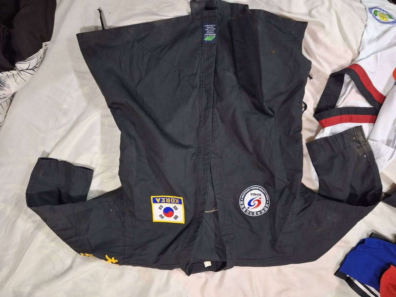 عندي قطع ملابس كاراتيه كوري اصلي جديد..  فقط القطعة العليا..  تقريب 150 قطعة مختلف الاحجام ومختلف الخامات والالوان..  ابيعهن جملة بسعر مناسب العنوان حلة باب المشهد ***********
