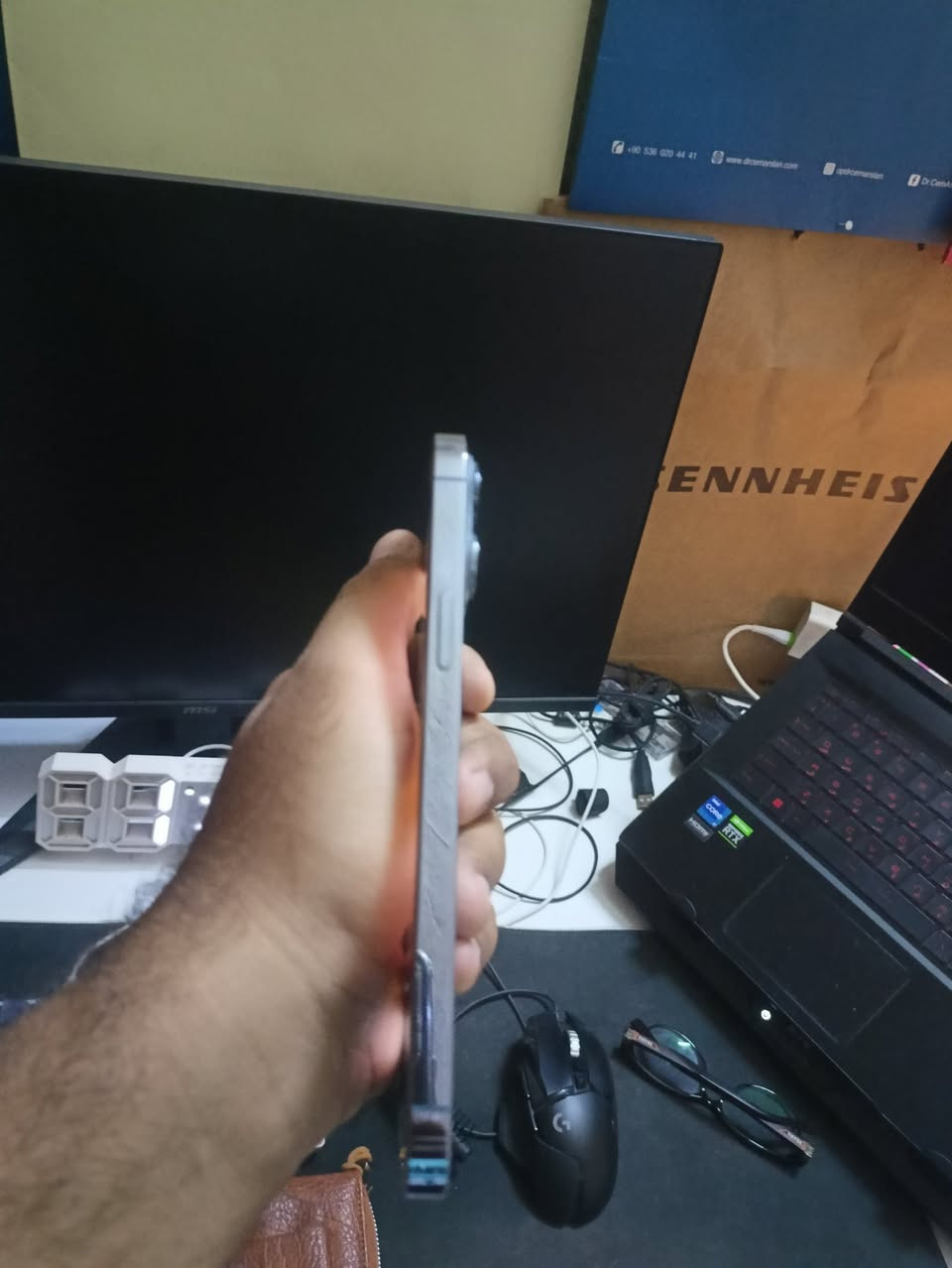 13 pro max 

بطاريه معلايه من ٨٨ ل ٩٦

لون بحري 

نضافه ٩٩٪؜

غير مفتوح 

نموذج C/A

ملحقاته كارتونته وحافضه اصليه 

سعره ٧٥٠ وبي مجال قليل 

مكاني السدير قرب المستوصف القديم. 

للتواصل واتساب ***********
