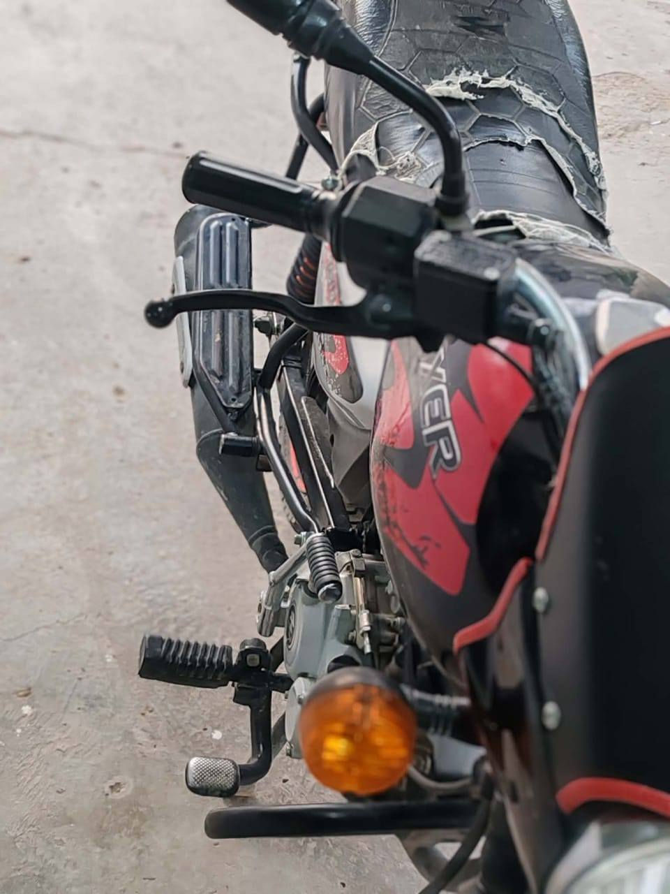 السلام عليكم للبيع بوكسر موديل 21محرك بي تبخير اوراق كامله بس ترقم السعر مليون 100وبي مجال***********
