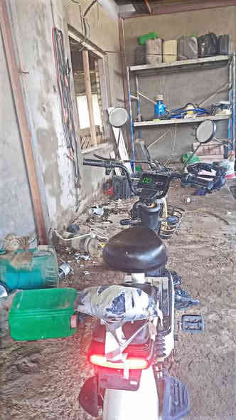 اسلام عليكم  دراجه شحن للبيع مواصفات فول
السعر  (200) مجال بسيط المكان الحله 
تلاث سرع 
هورن 
اشاير يمنه ويسره 
قفل تاير 
يدات جانبيه ❤
مثبت سرعه 
السرعه الحقيقيه (60)
توازن 
مقعدين للخلف 
دبلات خلفي 
دبلات امامي 
اربع دبلات 
حجم للتاير ٢٣
موصفات اخرئ كثيره ❤❤
سبب  بدل بطاريات  
الرقم *********** 
مكان الدراجه حله ❤❤❤
