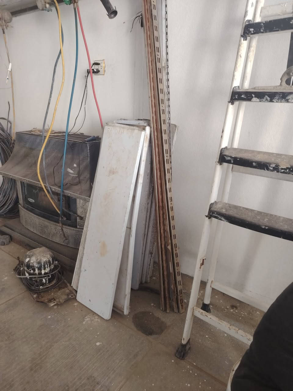 رفوف لوبرادات لبيع ع شرط مكان الحمزه ***********
