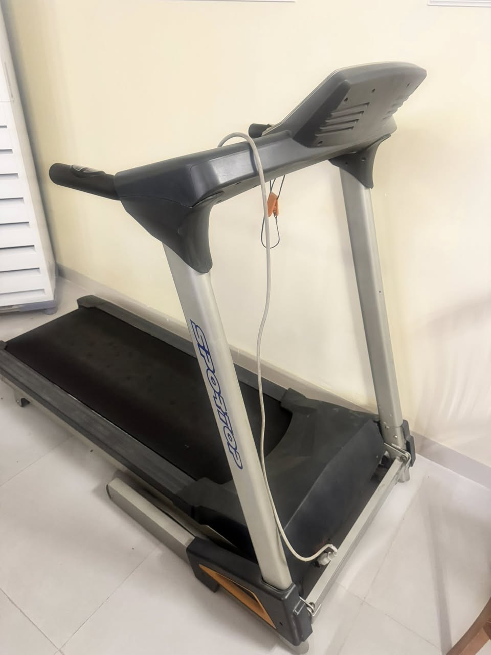 � للبيع – جهاز مشي كهربائي (Treadmill) جبلي بحالة جيدة 🏃‍♂️⚡

🔹 النوع: جهاز مشي رياضي جبلي
🔹 المواصفات:
✅ يحتوي على 2 ماطور. للدفع وجبلي
✅ ماطور الدفع بقوة 150 كيلو
✅ مزود بشاشة عرض ومفاتيح تحكم
✅ مناسب للاستخدام المنزلي أو النادي الرياضي

⚠️ ملاحظة مهمة: يوجد عطل في الكارت الإلكتروني والجهاز يحتاج إلى صيانة أو استبدال الكارت.

💰 السعر المطلوب: 125,000 دينار عراقي فقط

📍 فرصة مناسبة لمن لديه خبرة بالصيانة أو يبحث عن جهاز رياضي بسعر اقتصادي.

📞 للاستفسار أو المعاينة يرجى التواصل على الخاص.او ارسال واتس اب فقط ***********. 

#للبيع #جهاز_مشي #تريدميل #أجهزة_رياضية #كربلاء
