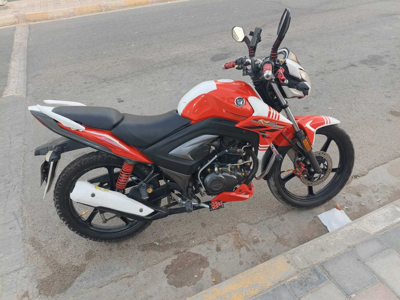 هاوجي موديل 2017مسجل لوحات نكليزي تحويل ثاني يوم دراجه نضيفه عل ٱڅڑ ومرتبه كل نقص مابيه لايت زنون ب30شديته ونشرات كله شغاله ونضافته كدام عينك سويجات 2وريمود 2 مكينه فول للبيع او مراوس سعر 12 وبيه مجال والموشراي لايكسر بيه مكاني 5كيلو للستفسار ***********
