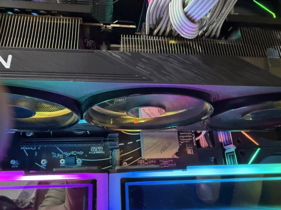 rx 9070 xt gigabyte elite 
السلام عليكم بس الكرت البيع الكرت جديد ما مستخدمه هواي السعر مليون100وبي مجال قليل***********
