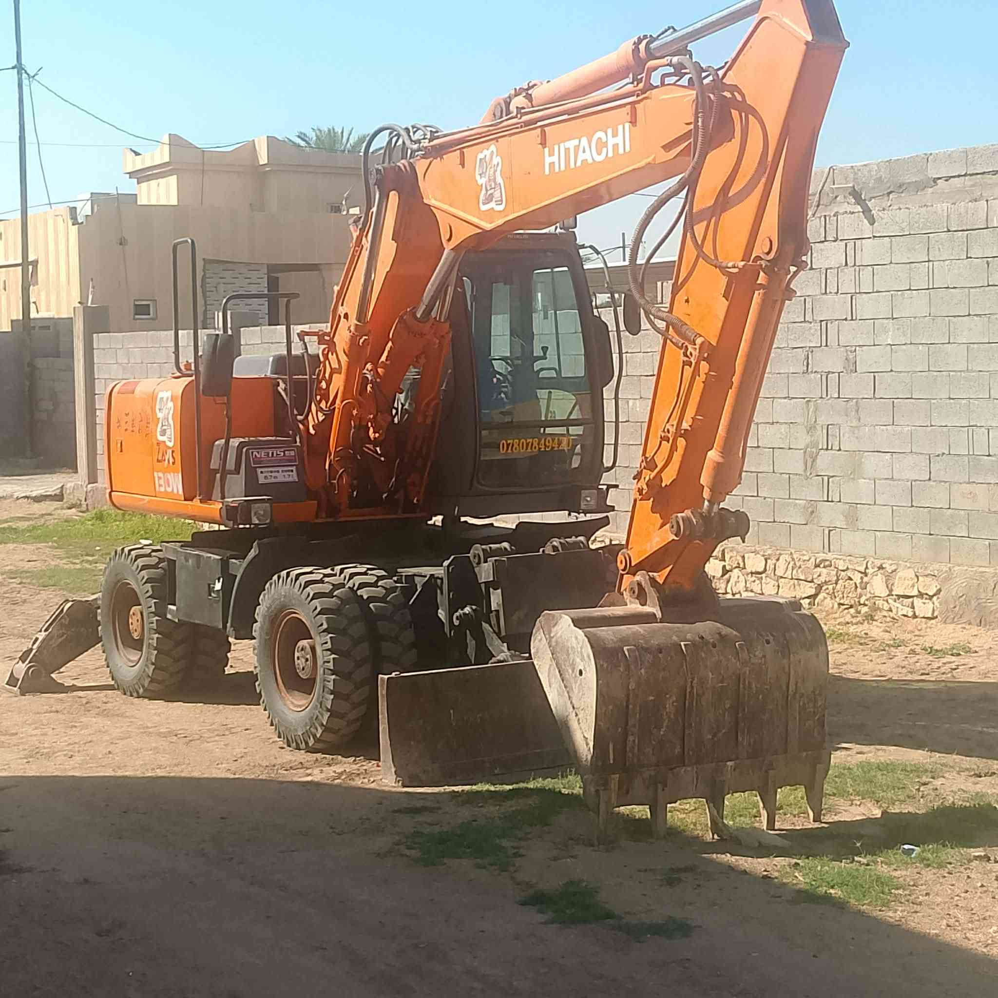 للبيع حفاره هيتاش زت موديل2005  جب ٣قطع للاستفسار ***********
