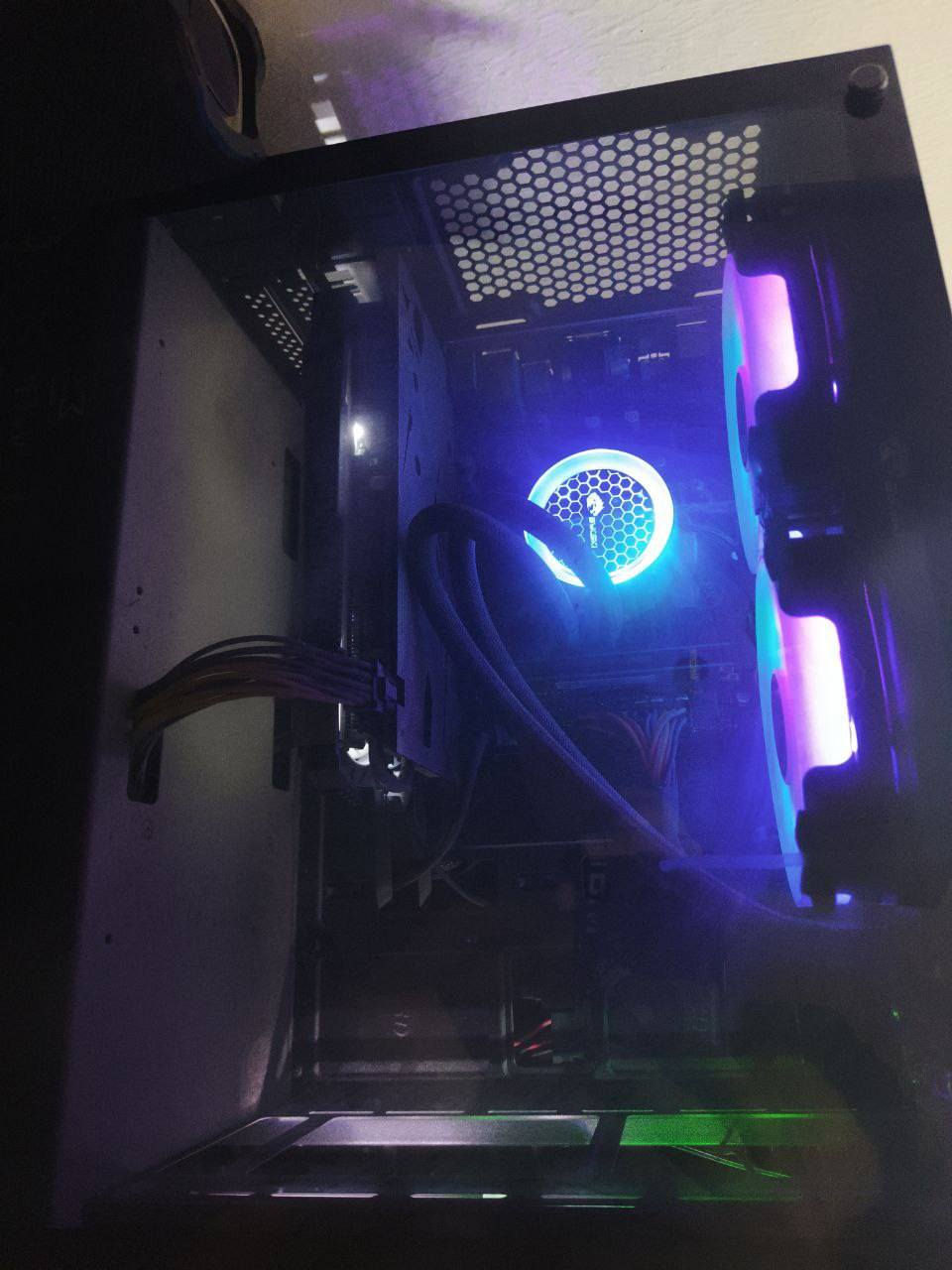 ‏المعالج: Ryzen 5 5600X + تبريد مائي Bykski 240mm
‏
‏المذربورد: ASRock B550M-HDV (PCIe 4.0, M.2 NVMe)
‏
‏
‏كرت الشاشة: GALAX RTX 2060 6GB
‏
‏الرام: 16GB DDR4 ( 3200–3600MHz)
‏
‏Lexar M.2 NVMe Gen4 NM790 (سرعة 7400MB/s) بحجم 1TB
‏
‏الباور: Xigmatek X-Power 600W (80+ Bronze)
‏
‏الكيس: Xigmatek GEMINI Micro-ATX (زجاج جانبي + RGB)
‏
‏شاشة SANC 2k  184HZ
‏
‏كرسي مكتبي وميز خشبي 
‏
‏👉 تجميعة قوية للألعاب 1080p/1440p، المونتاج، والرندرة، مو امزون قطع نظيفات واستعمال قليل والسعر الكلي مع كامل الملحقات الكرسي والميز والشاشه مليون و 200 ابيع كامل وبيها مجال بسيط حك الجيه مكاني بغداد الشعلة


**إذا كنت صاحب هذا الإعلان وتريد حذفه لأي سبب، رجاءا أرسل رسالة إلى الدعم الفني**