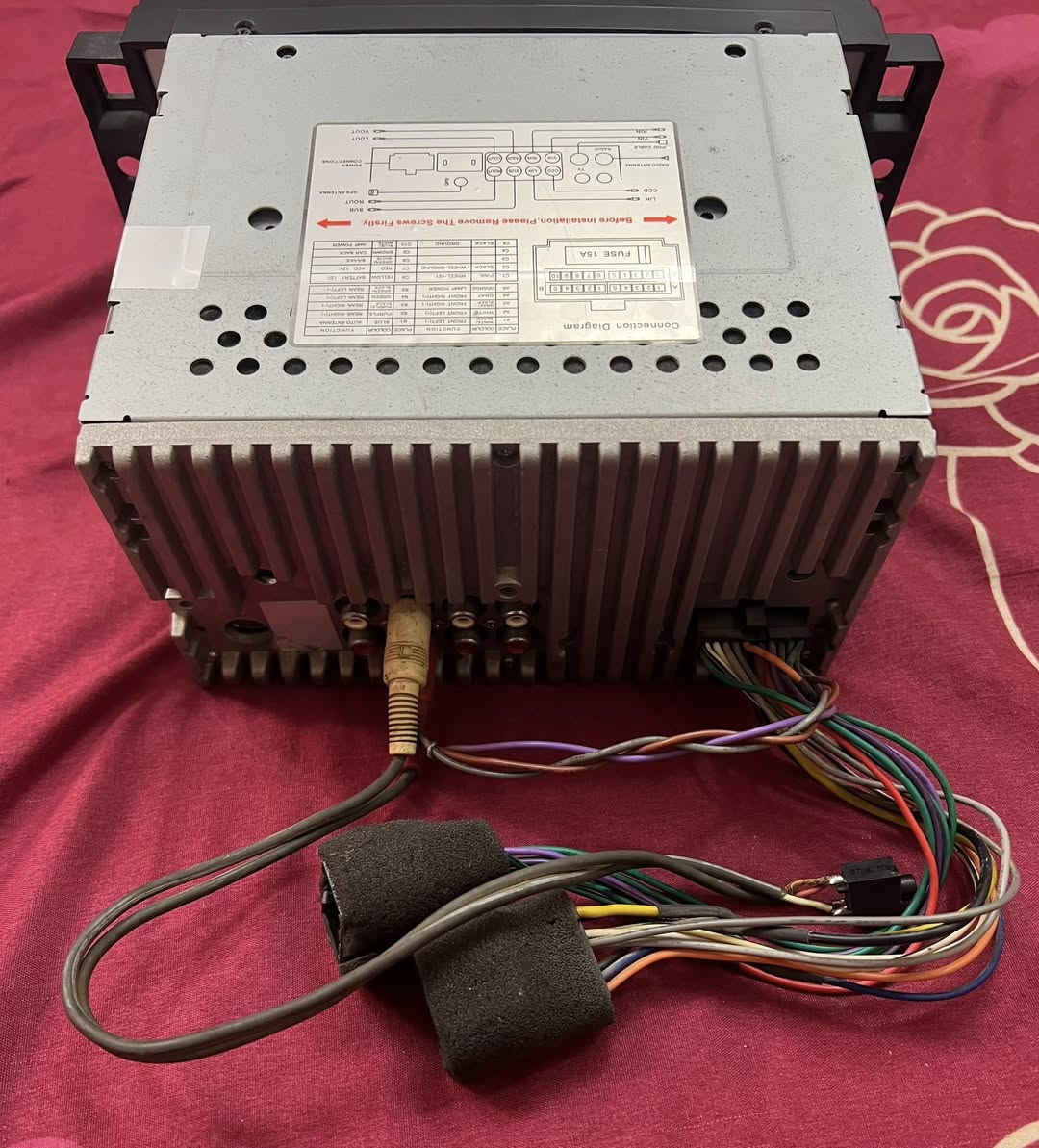 شاشة لمس  DVD مستخدمه شرط الشغل  
منفذ اواكس  AUX
منفذ رام       RAM 
منفذ قرص    DVD 
اتصال بلوتوث
كامرة خلفية  
راديو 
السعر 40 الف للحجز واتساب ***********
