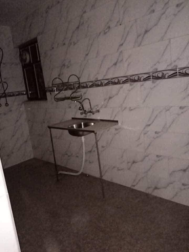 السلام وعليكم
عندي بيت الى الايجار مساحه 50 متر طابق ارضي فقط نضيف 

بي غرفه نوم كبيره و مطبخ و صحيات و طرمه 

موقع البيت شارع مصور الكنز مقابل مطعم حجي 

ايجار البيت 250 قفل 

اتصال على الهاتف 
***********
