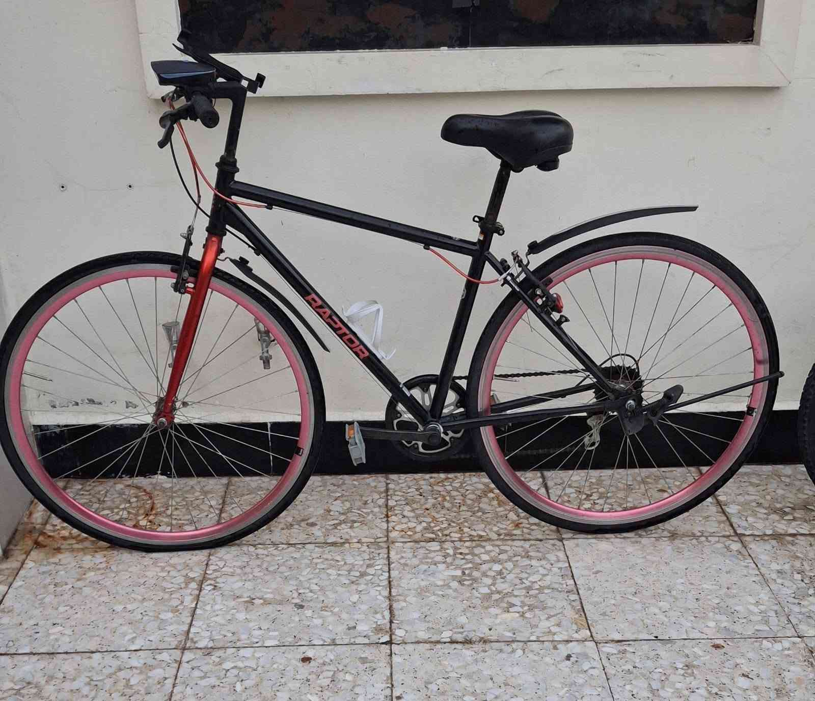 🚴‍♂️ متوفر لدينا 4 بايسكلات بحالة جيدة للبيع
الأول: بايسكل DINOS أخضر (جبلية)
✅ الهيكل: ألمنيوم خفيف الوزن
✅ المقاس: 24-26 تقريباً
✅ مناسب للمشاوير اليومية والاستخدام داخل المدينة
💰 السعر : 65,000

الثاني: بايسكل DINOS أزرق (جبلية متعددة السرعات)
✅ الهيكل: رياضي متين
✅ المقاس: 22 تقريبا 
✅ مناسب للشباب والطلاب والاستخدام اليومي
💰 السعر : 60,000

الثالث: بايسكل RAPTOR أسود وأحمر (سيتي بايك)
✅ الهيكل: خفيف ومريح
✅ المقاس: 26 إنج تقريباً
✅ گير 3 سرع (٣×٧) 
✅ مناسب للمشاوير داخل المدينة والتنقل اليومي
💰 السعر : 100,000

الرابع : بايسكل ( HERO ) هندي
✅ حجم 28
✅ استعمال قليل
💰 السعر : 100,000

للاستفسار واتساب : ***********
***********
