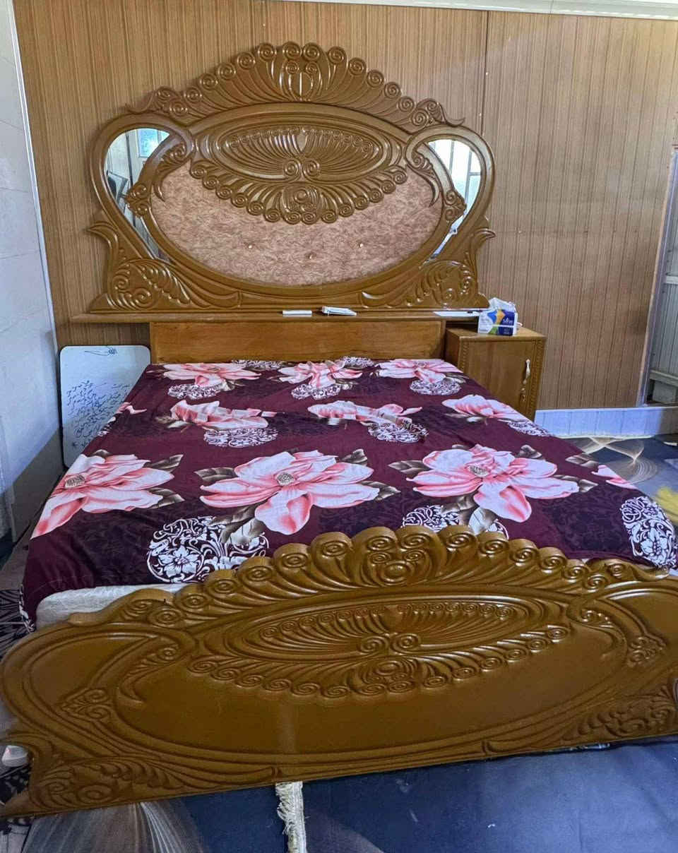 السلام عليكم غرفة نوم لل بيع الله شاهد نضيفه جدا جدا الغرفه
2كومديات 
جربايه نفرين 
ميز مرايه
كنتور مكاني نجف الاشرف السعر 1300 وبيهه مجال بسيط الرقم والاستفسار ***********
