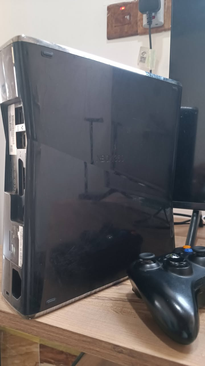 للبيع اكس بوكس 360 نضيف حيل جديد بعدة ويا يدتة الأصلية وكامل شغال وضمان وبي 230 لعبة قوية ومهكرة سعره 120 الف للأتصال ***********
