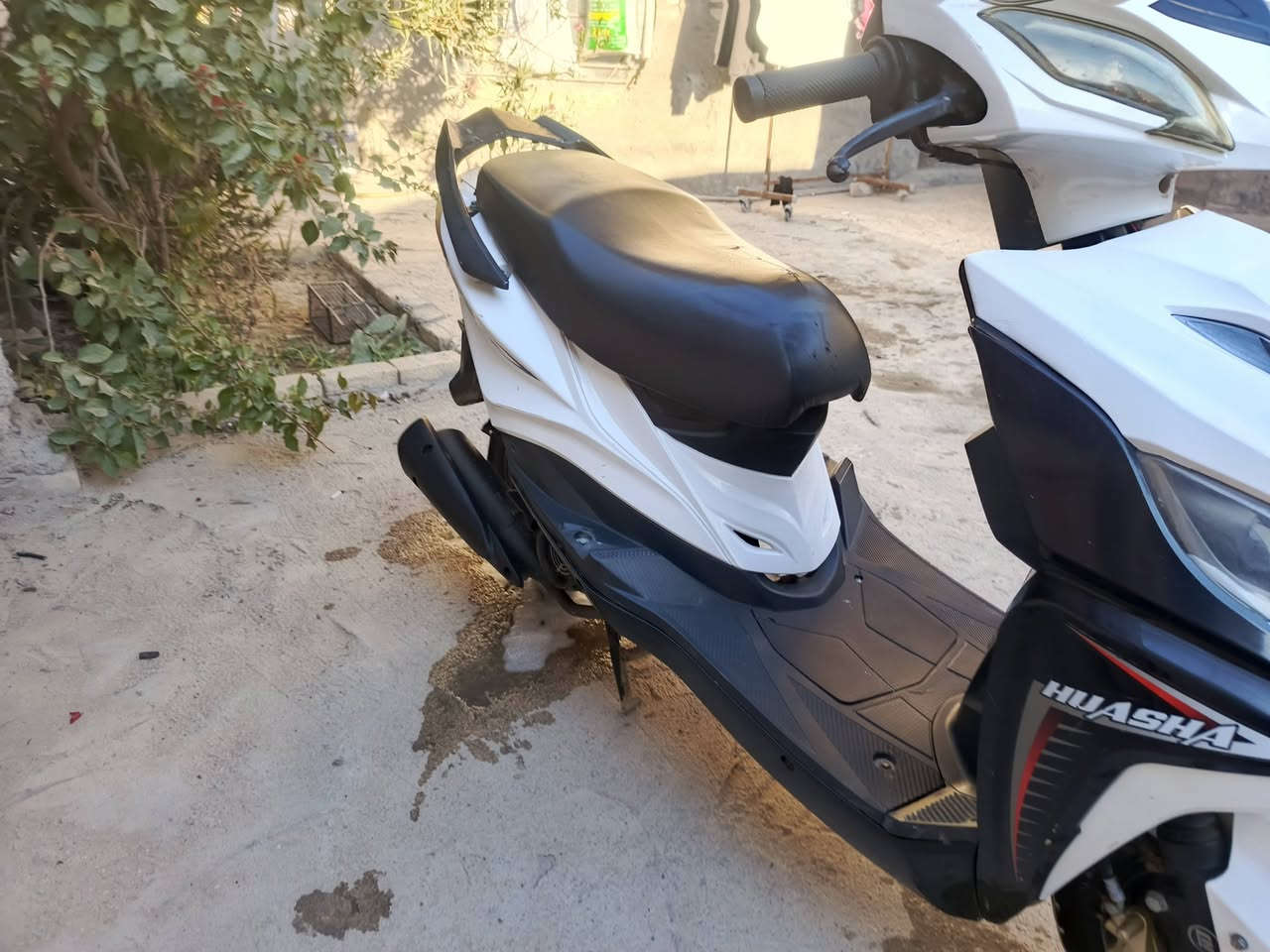 السلام عليكم ورحمة الله وبركاته
للبيع دراجه هواشا صيني لون ابيض بيها دروع ستيل موجودات محرك ماكس بلادي ياباني كابريتر جديده شوته جديده تايرات جددكهربائيات كلها شغاله هندر شغال  باتري جديد  للبيع ب450وبيها مجال مكاني ناصريه الأسكان الصناعي للاتصال(***********)
