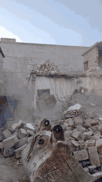 تفليش البيوت القديمة والمحلات وقطع البيوت ورفع الانقاض وتعديل الأرضية بموادها يعني ماأخذ فلوس بس المواد واسويلهيا كاع في كافة مناطق ديالى للتواصل ع الرقم . ***********
